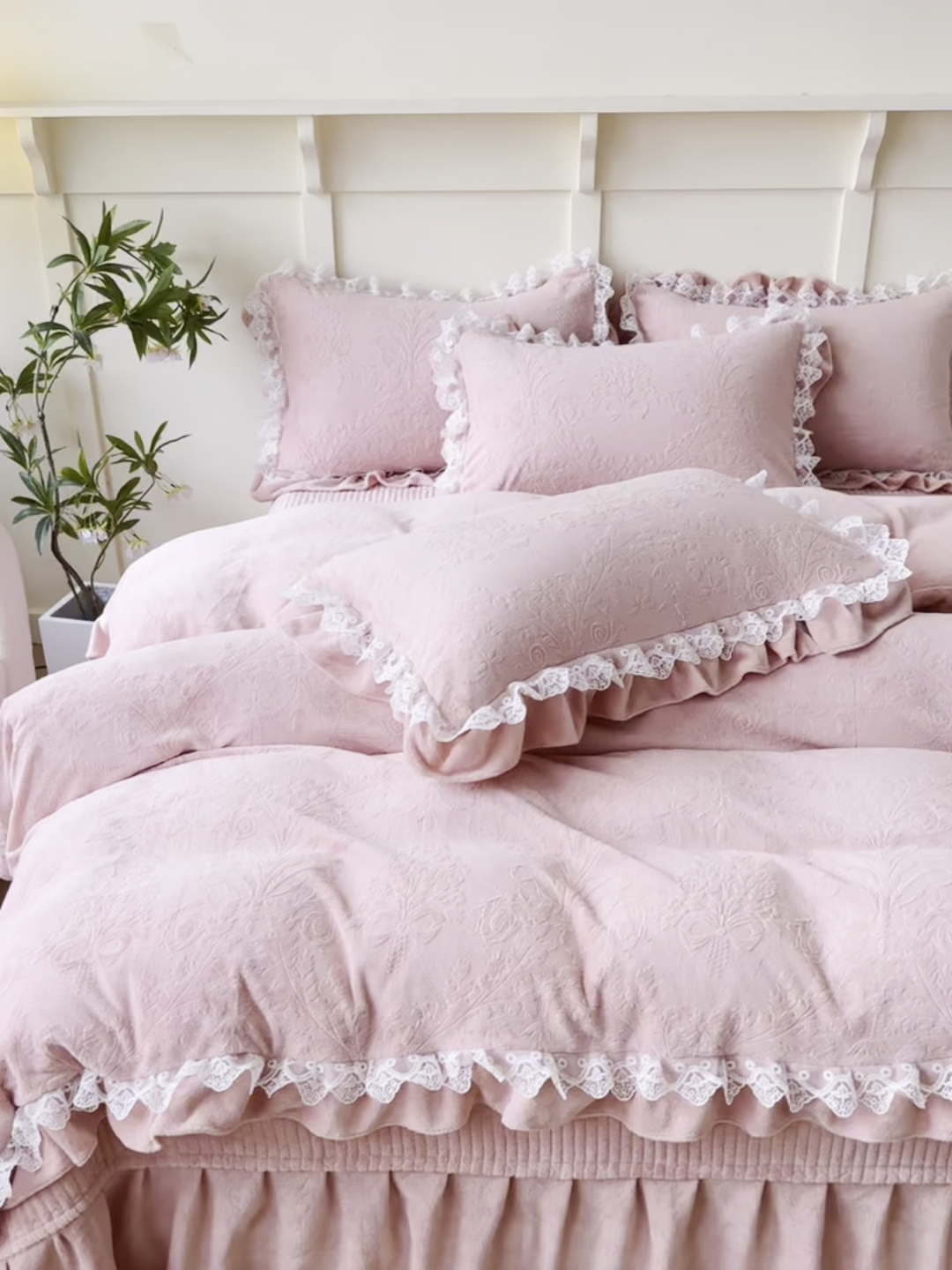 91家纺网 家纺一手货源 找家纺 雅眠居  2025新款韩版花边高克重雕花绒牛奶绒床盖四件套 安娜花园-樱花粉