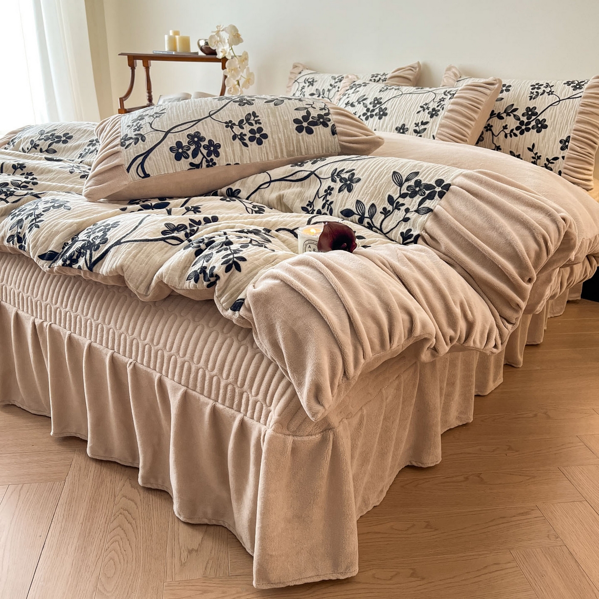 91家纺网 家纺一手货源 找家纺 （总）金阳光家纺 2025新款雕花绒色烂牛奶绒法式泡泡袖牛奶绒床单床盖四件套