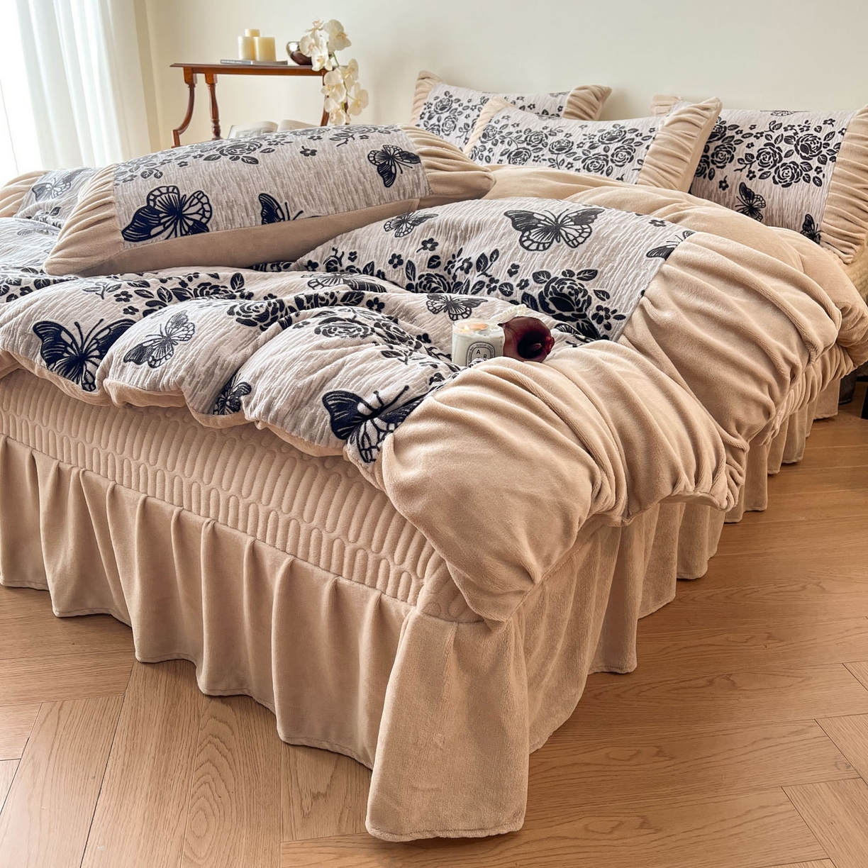 91家纺网 家纺一手货源 找家纺 （总）金阳光家纺 2025新款雕花绒色烂牛奶绒法式泡泡袖牛奶绒床单床盖四件套