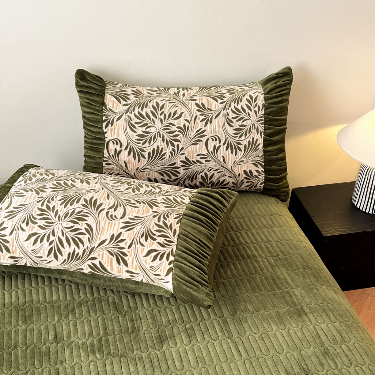 91家纺网 家纺一手货源 找家纺 金阳光家纺 2025新款雕花绒色烂牛奶绒法式泡泡袖牛奶绒床单床盖四件套 香谢落叶-巴洛克