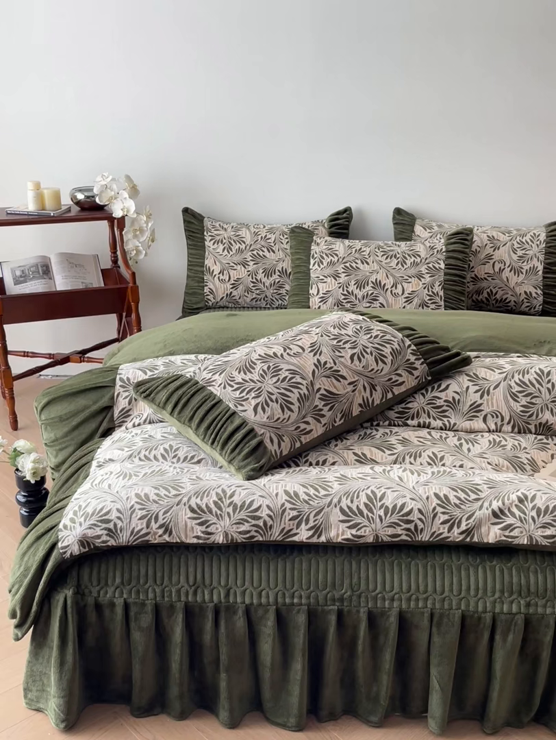 91家纺网 家纺一手货源 找家纺 金阳光家纺 2025新款雕花绒色烂牛奶绒法式泡泡袖牛奶绒床单床盖四件套 香谢落叶-巴洛克