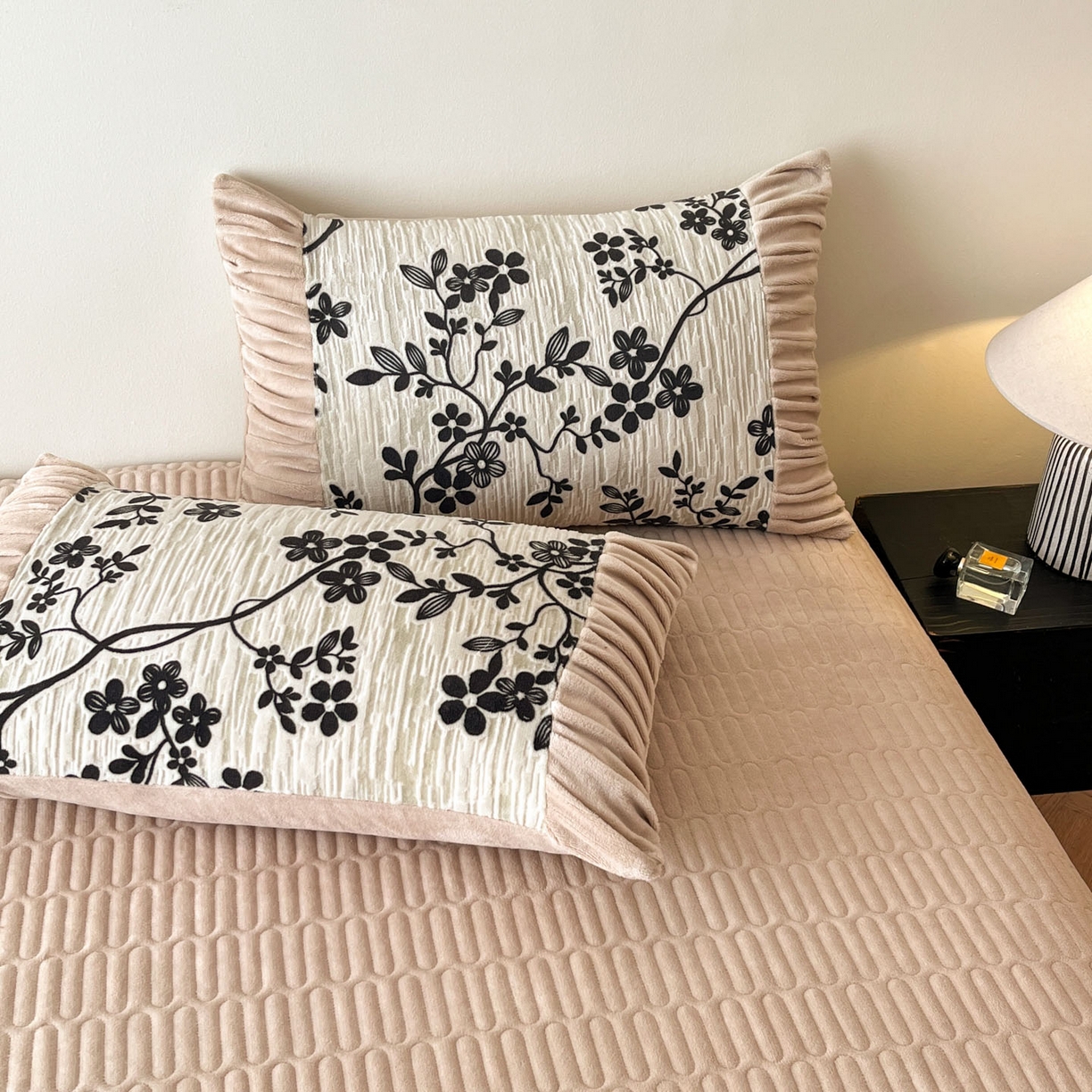 91家纺网 家纺一手货源 找家纺 金阳光家纺 2025新款雕花绒色烂牛奶绒法式泡泡袖牛奶绒床单床盖四件套 香谢落叶-花烬影