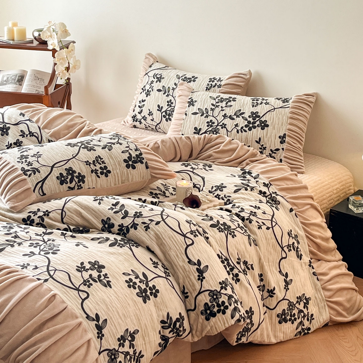 91家纺网 家纺一手货源 找家纺 金阳光家纺 2025新款雕花绒色烂牛奶绒法式泡泡袖牛奶绒床单床盖四件套 香谢落叶-花烬影