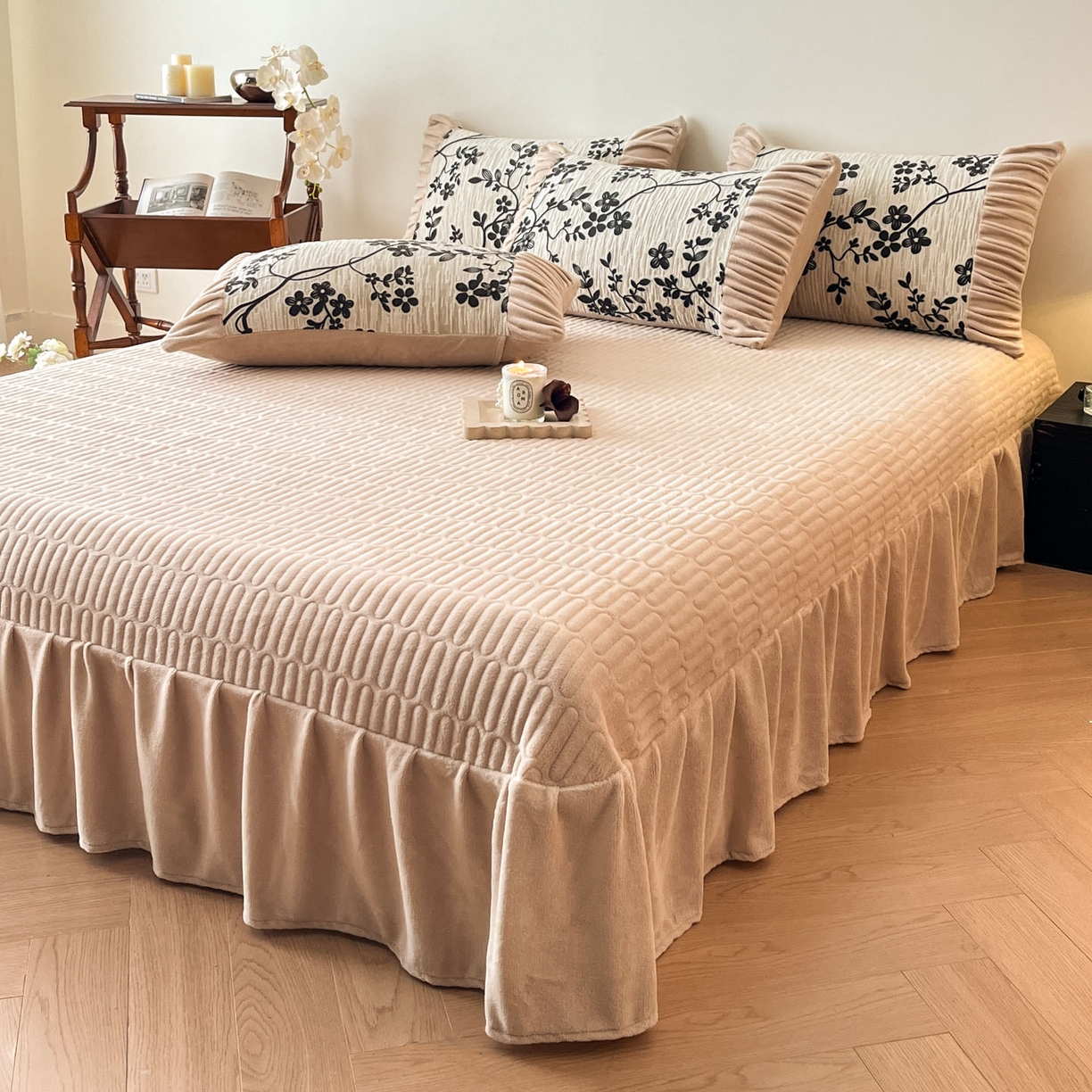 91家纺网 家纺一手货源 找家纺 金阳光家纺 2025新款雕花绒色烂牛奶绒法式泡泡袖牛奶绒床单床盖四件套 香谢落叶-花烬影