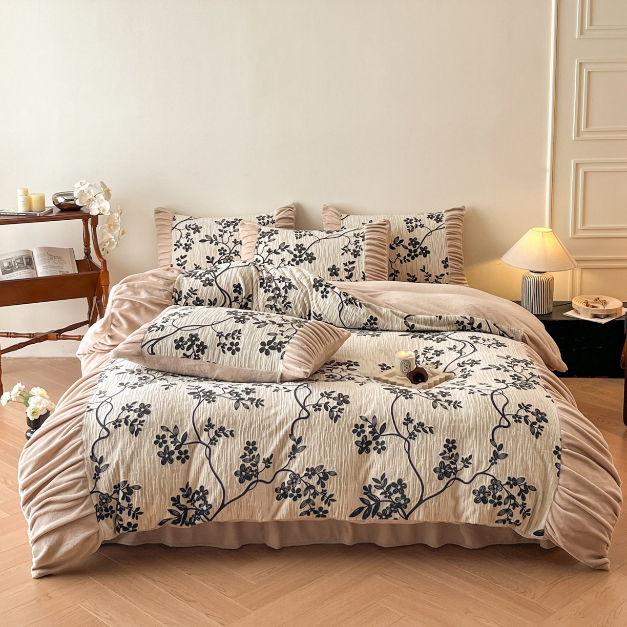 91家纺网 家纺一手货源 找家纺 金阳光家纺 2025新款雕花绒色烂牛奶绒法式泡泡袖牛奶绒床单床盖四件套 香谢落叶-花烬影