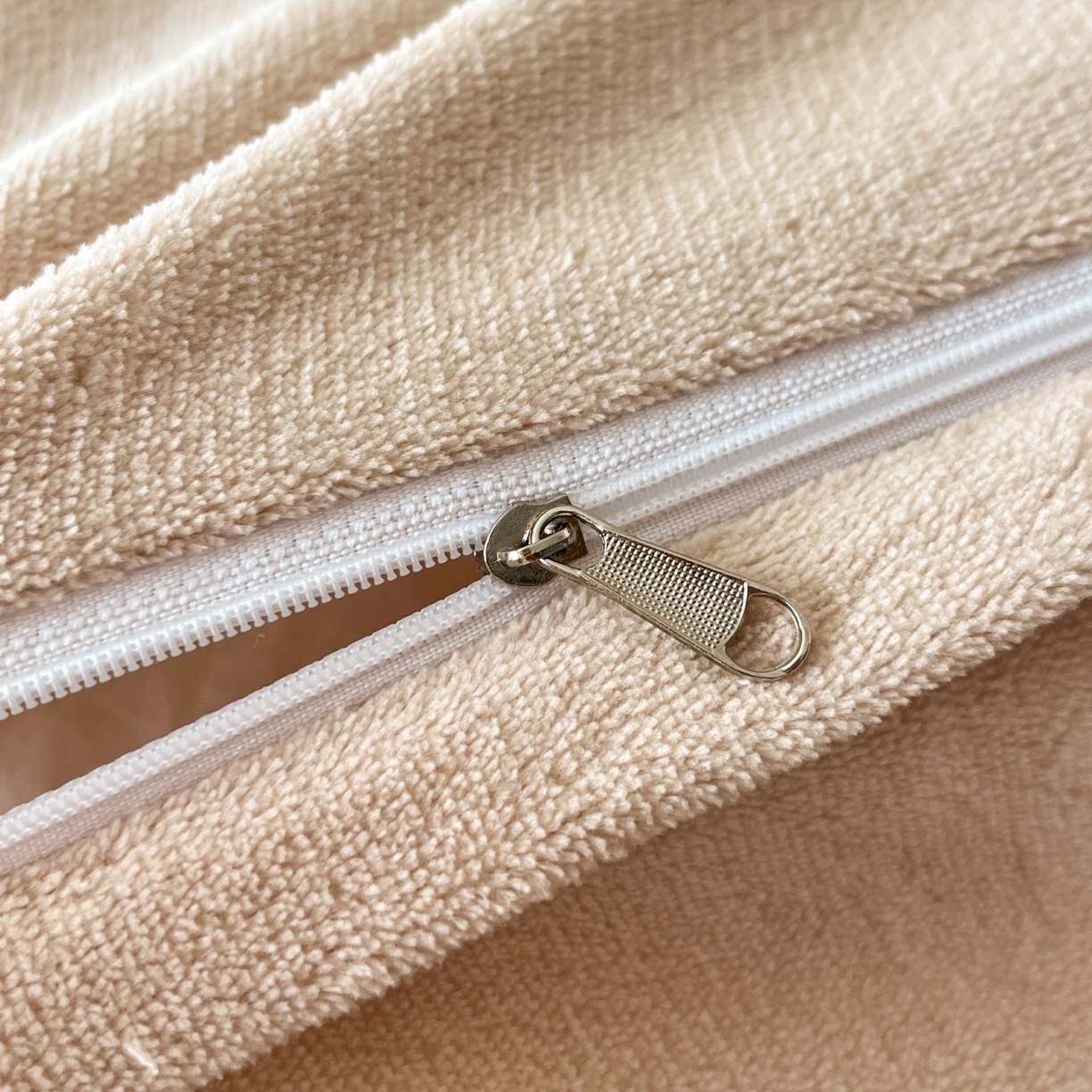 91家纺网 家纺一手货源 找家纺 金阳光家纺 2025新款雕花绒色烂牛奶绒法式泡泡袖牛奶绒床单床盖四件套 香谢落叶-花烬影