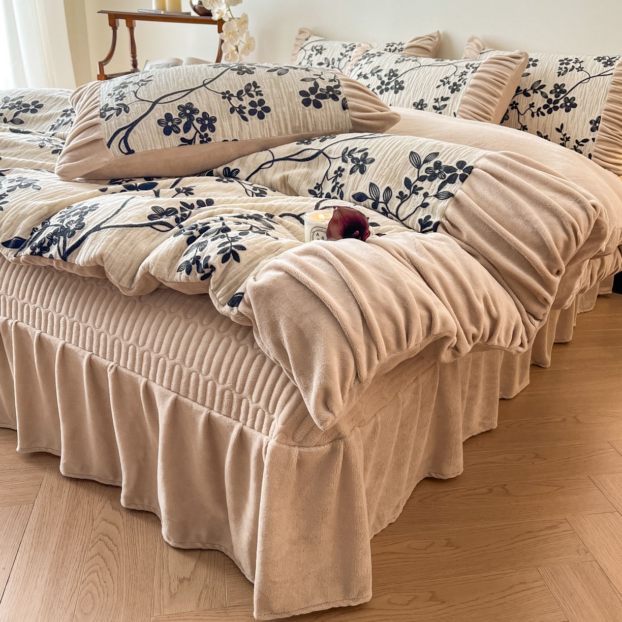 91家纺网 家纺一手货源 找家纺 金阳光家纺 2025新款雕花绒色烂牛奶绒法式泡泡袖牛奶绒床单床盖四件套 香谢落叶-花烬影