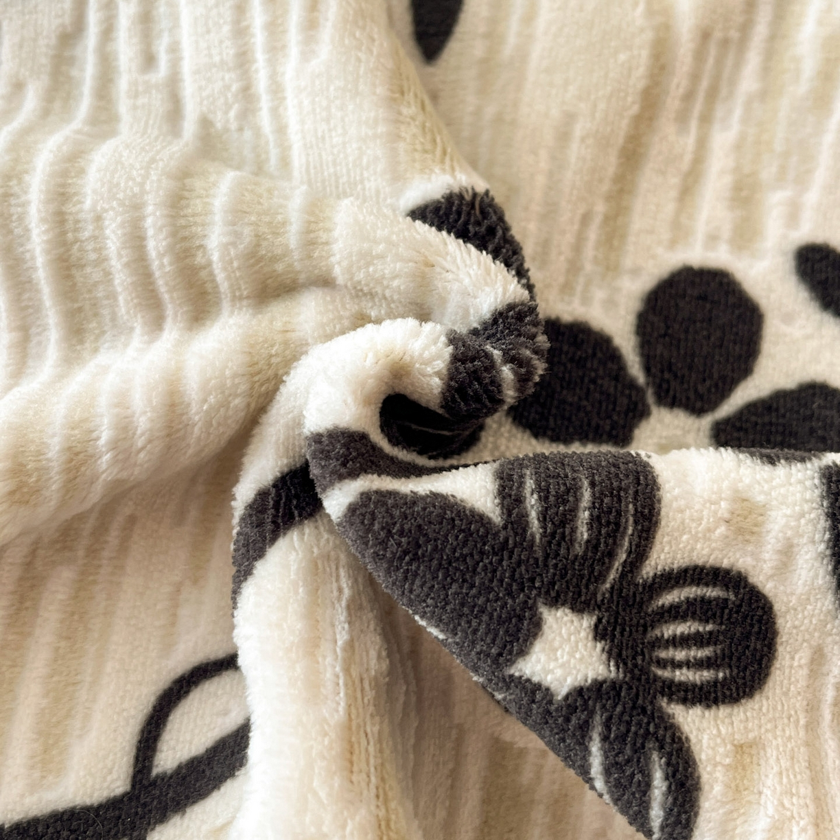 91家纺网 家纺一手货源 找家纺 金阳光家纺 2025新款雕花绒色烂牛奶绒法式泡泡袖牛奶绒床单床盖四件套 香谢落叶-花烬影