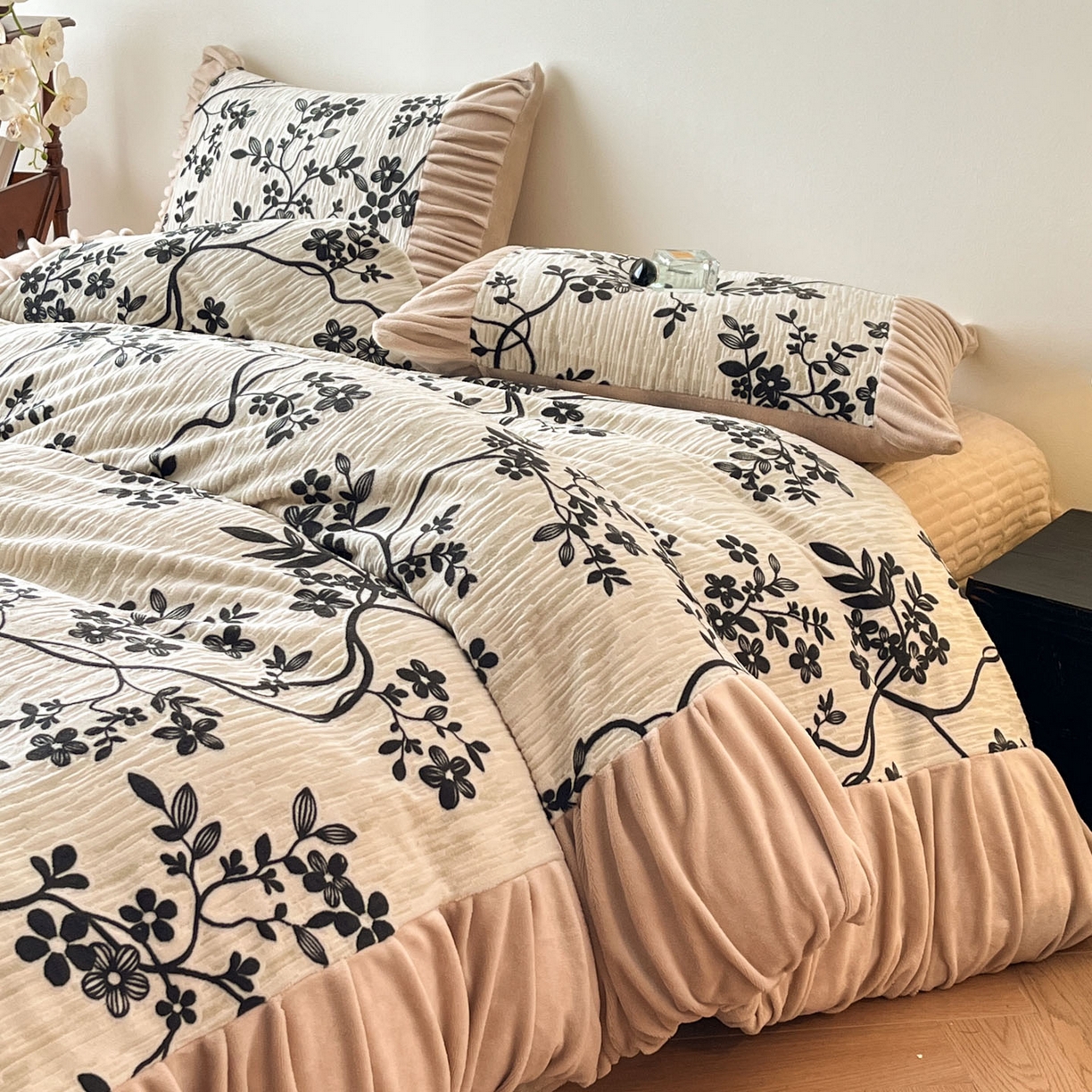 91家纺网 家纺一手货源 找家纺 金阳光家纺 2025新款雕花绒色烂牛奶绒法式泡泡袖牛奶绒床单床盖四件套 香谢落叶-花烬影