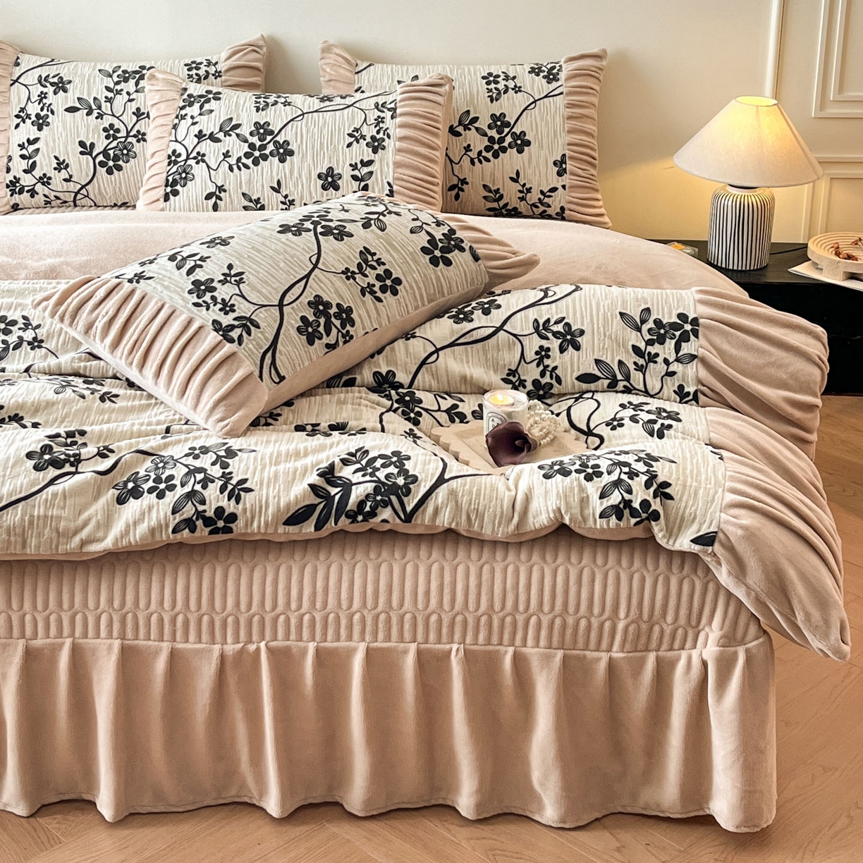 91家纺网 家纺一手货源 找家纺 金阳光家纺 2025新款雕花绒色烂牛奶绒法式泡泡袖牛奶绒床单床盖四件套 香谢落叶-花烬影