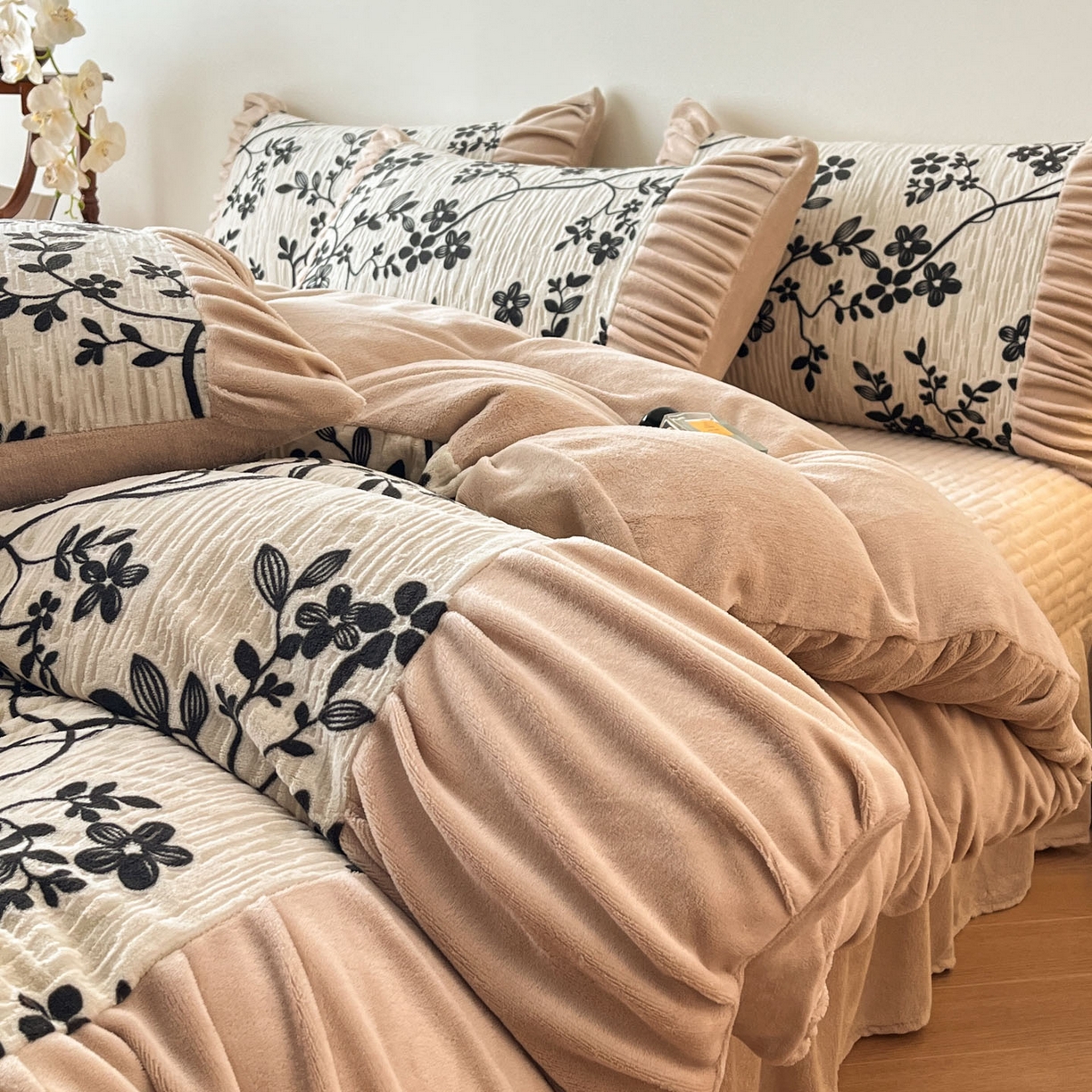 91家纺网 家纺一手货源 找家纺 金阳光家纺 2025新款雕花绒色烂牛奶绒法式泡泡袖牛奶绒床单床盖四件套 香谢落叶-花烬影