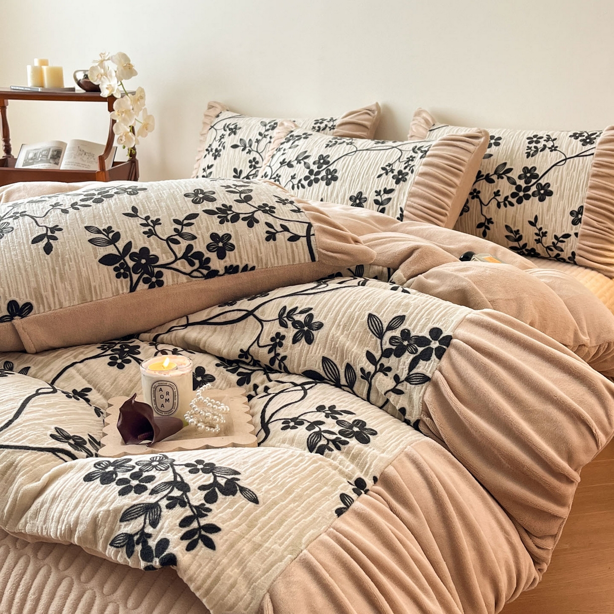 91家纺网 家纺一手货源 找家纺 金阳光家纺 2025新款雕花绒色烂牛奶绒法式泡泡袖牛奶绒床单床盖四件套 香谢落叶-花烬影