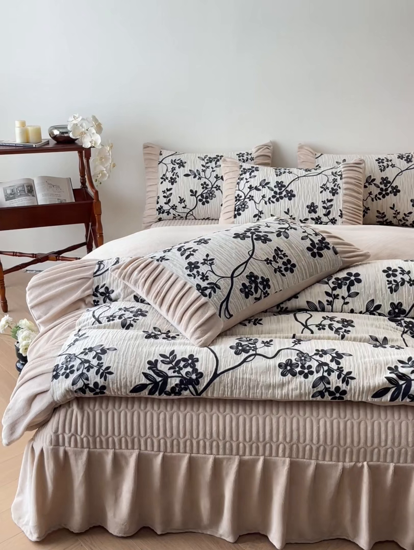 91家纺网 家纺一手货源 找家纺 金阳光家纺 2025新款雕花绒色烂牛奶绒法式泡泡袖牛奶绒床单床盖四件套 香谢落叶-花烬影