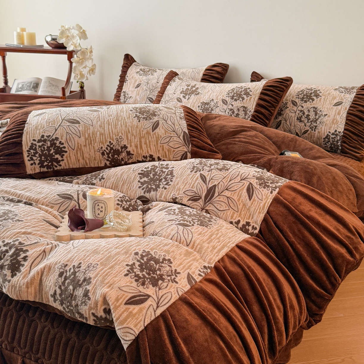 91家纺网 家纺一手货源 找家纺 金阳光家纺 2025新款雕花绒色烂牛奶绒法式泡泡袖牛奶绒床单床盖四件套 香谢落叶-花絮