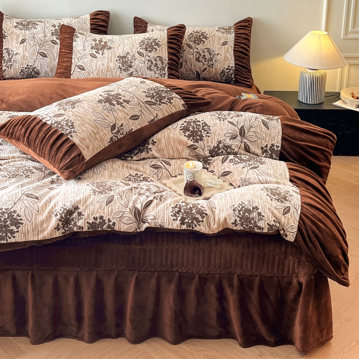 91家纺网 家纺一手货源 找家纺 金阳光家纺 2025新款雕花绒色烂牛奶绒法式泡泡袖牛奶绒床单床盖四件套 香谢落叶-花絮