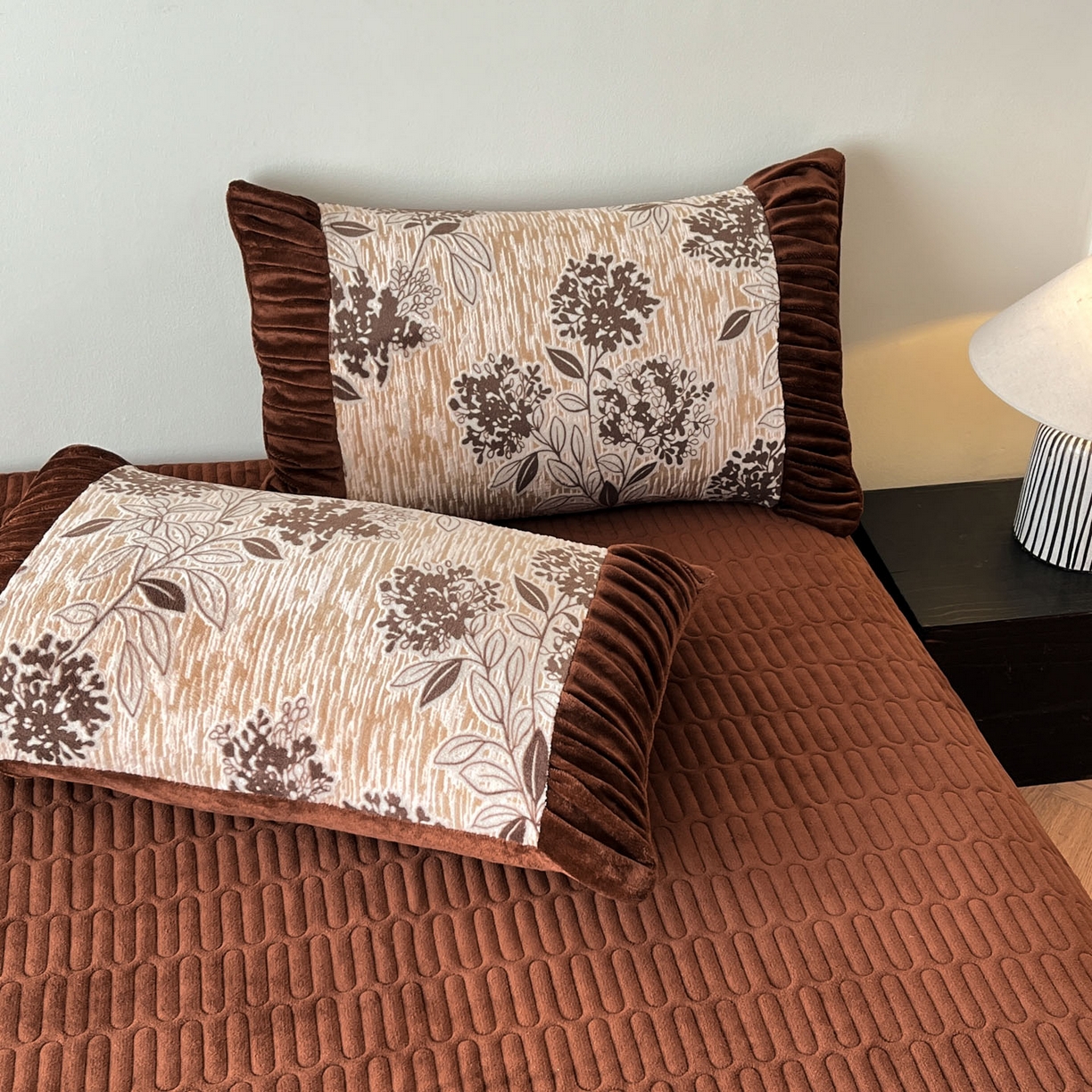 91家纺网 家纺一手货源 找家纺 金阳光家纺 2025新款雕花绒色烂牛奶绒法式泡泡袖牛奶绒床单床盖四件套 香谢落叶-花絮