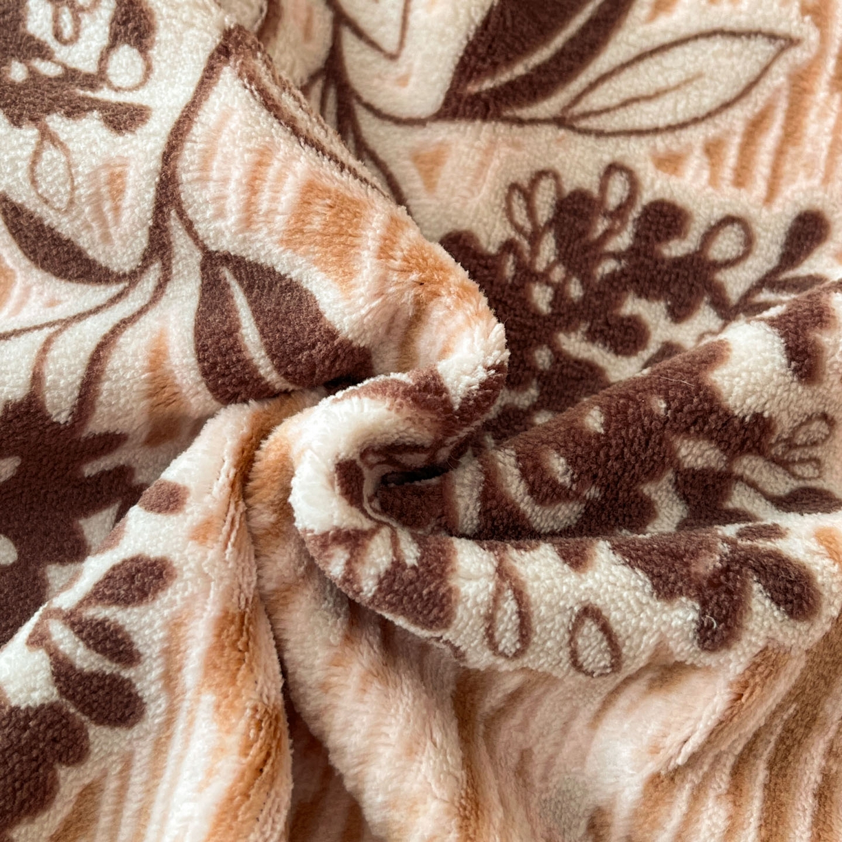 91家纺网 家纺一手货源 找家纺 金阳光家纺 2025新款雕花绒色烂牛奶绒法式泡泡袖牛奶绒床单床盖四件套 香谢落叶-花絮