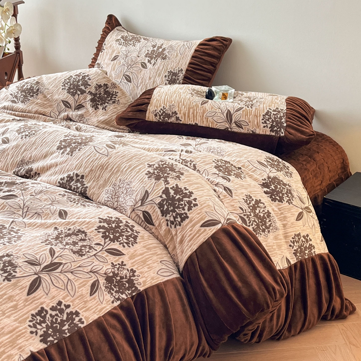 91家纺网 家纺一手货源 找家纺 金阳光家纺 2025新款雕花绒色烂牛奶绒法式泡泡袖牛奶绒床单床盖四件套 香谢落叶-花絮