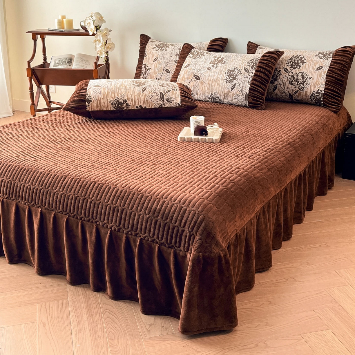 91家纺网 家纺一手货源 找家纺 金阳光家纺 2025新款雕花绒色烂牛奶绒法式泡泡袖牛奶绒床单床盖四件套 香谢落叶-花絮