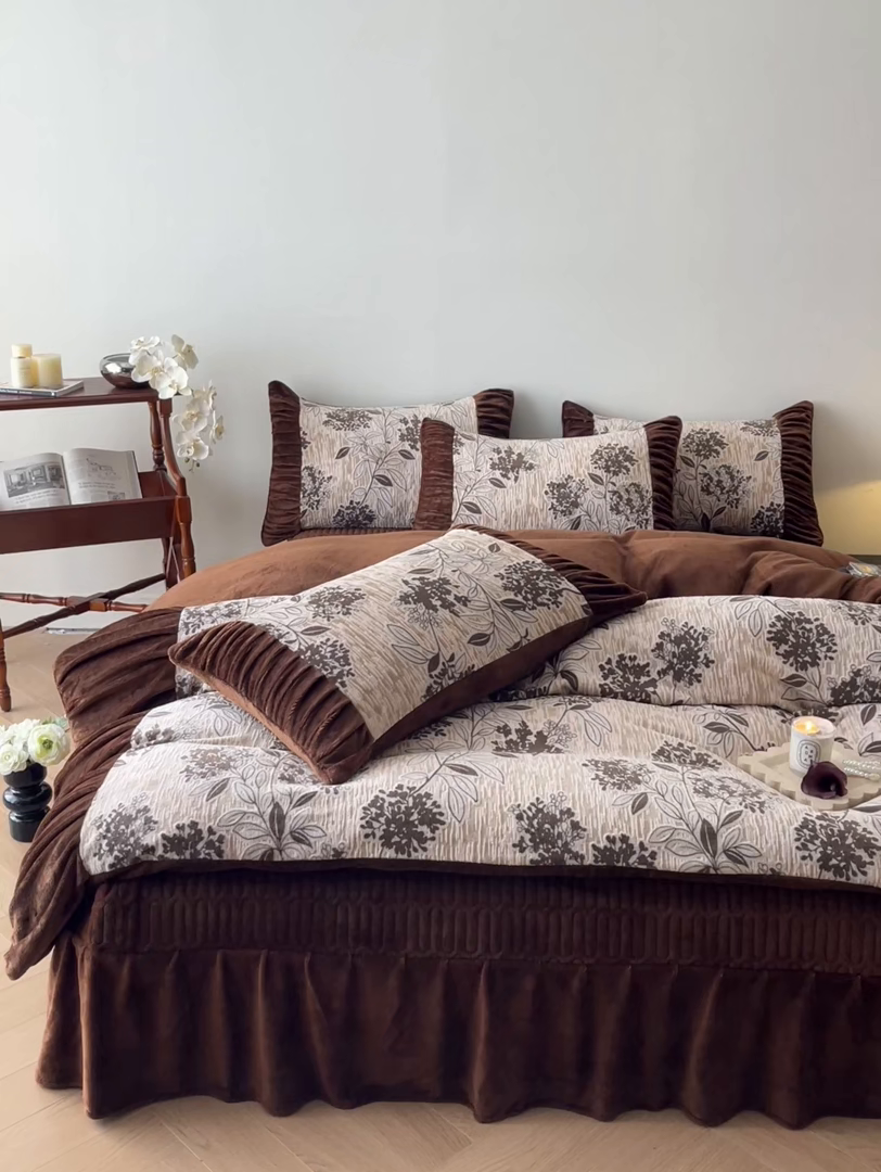 91家纺网 家纺一手货源 找家纺 金阳光家纺 2025新款雕花绒色烂牛奶绒法式泡泡袖牛奶绒床单床盖四件套 香谢落叶-花絮