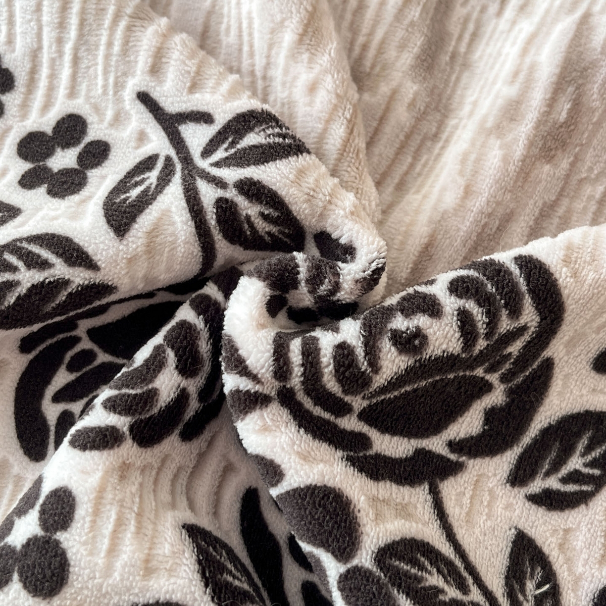 91家纺网 家纺一手货源 找家纺 金阳光家纺 2025新款雕花绒色烂牛奶绒法式泡泡袖牛奶绒床单床盖四件套 香谢落叶-洛丽纱