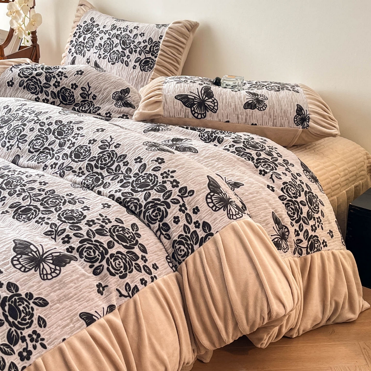 91家纺网 家纺一手货源 找家纺 金阳光家纺 2025新款雕花绒色烂牛奶绒法式泡泡袖牛奶绒床单床盖四件套 香谢落叶-洛丽纱