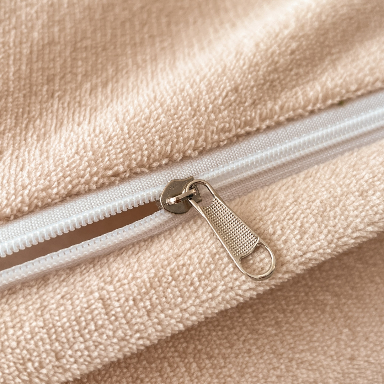 91家纺网 家纺一手货源 找家纺 金阳光家纺 2025新款雕花绒色烂牛奶绒法式泡泡袖牛奶绒床单床盖四件套 香谢落叶-洛丽纱