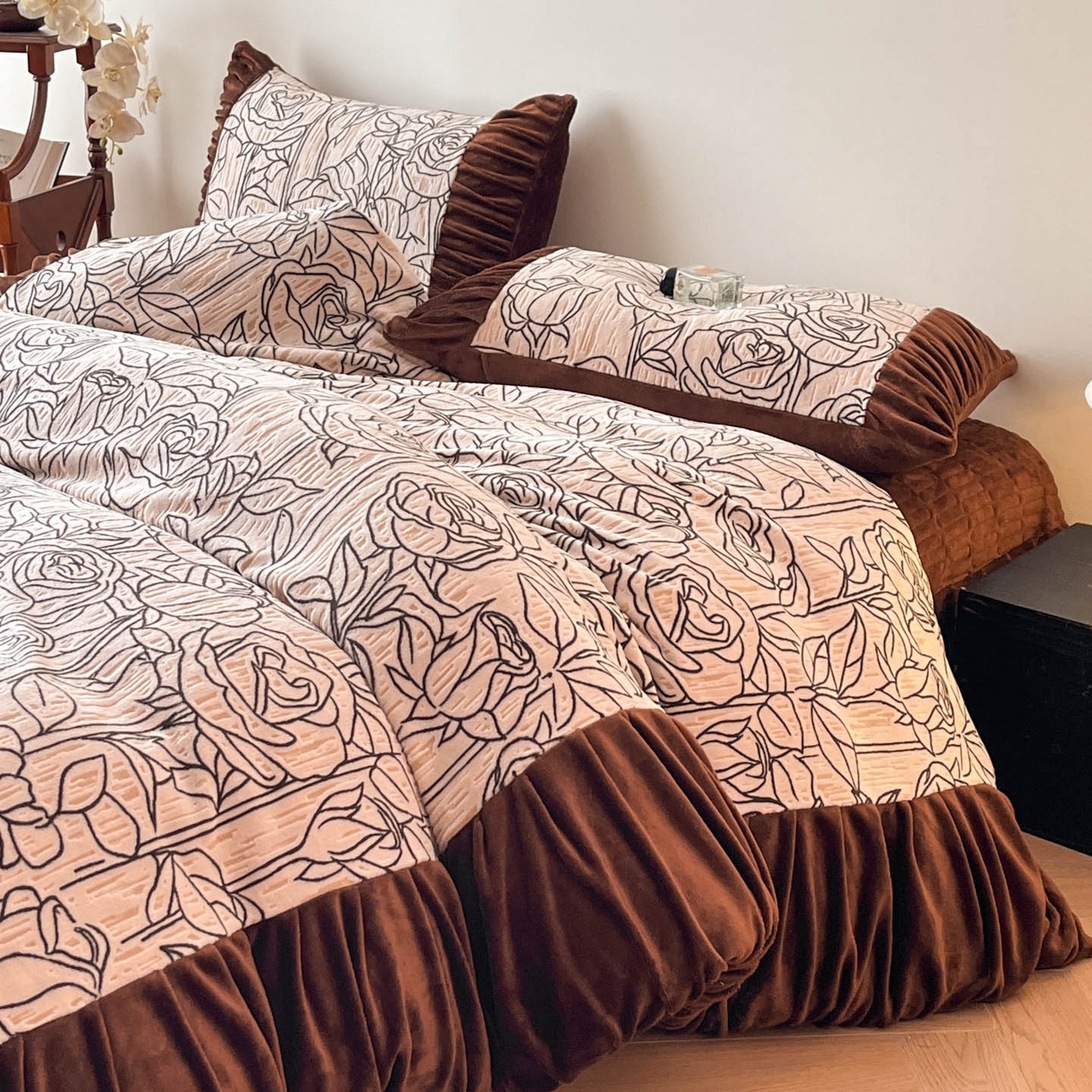 91家纺网 家纺一手货源 找家纺 金阳光家纺 2025新款雕花绒色烂牛奶绒法式泡泡袖牛奶绒床单床盖四件套 香谢落叶-塞丽娜