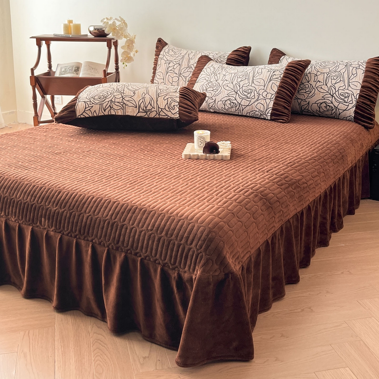 91家纺网 家纺一手货源 找家纺 金阳光家纺 2025新款雕花绒色烂牛奶绒法式泡泡袖牛奶绒床单床盖四件套 香谢落叶-塞丽娜