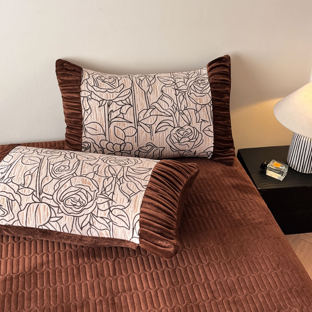 91家纺网 家纺一手货源 找家纺 金阳光家纺 2025新款雕花绒色烂牛奶绒法式泡泡袖牛奶绒床单床盖四件套 香谢落叶-塞丽娜