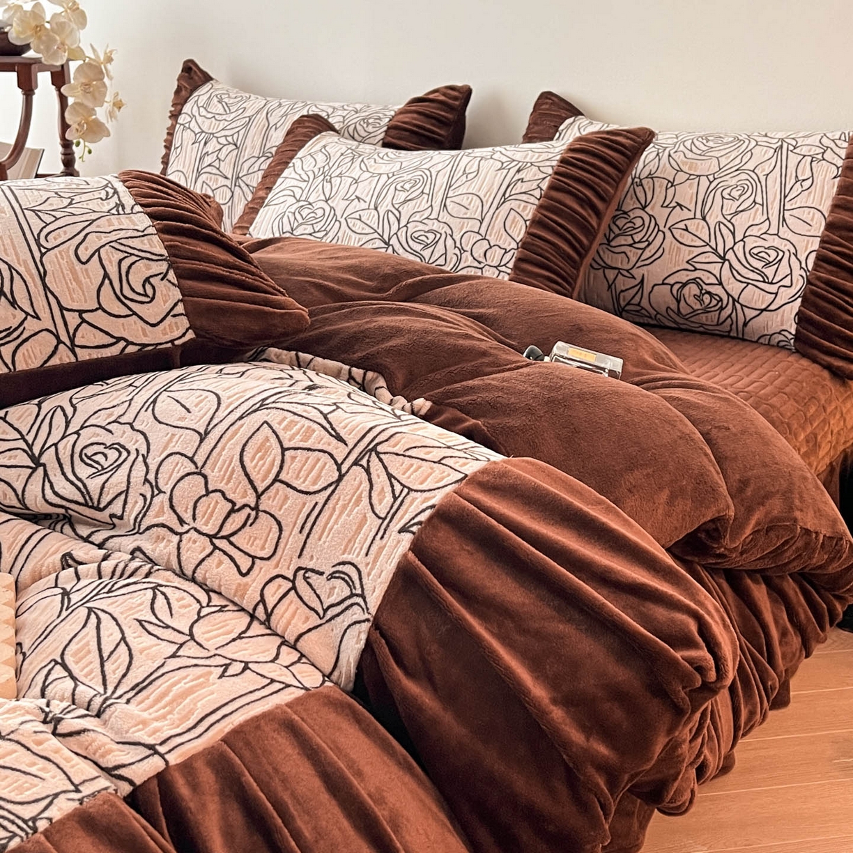 91家纺网 家纺一手货源 找家纺 金阳光家纺 2025新款雕花绒色烂牛奶绒法式泡泡袖牛奶绒床单床盖四件套 香谢落叶-塞丽娜