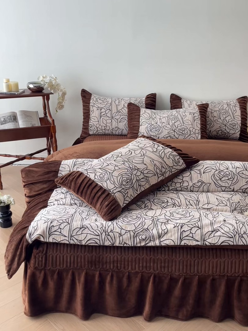 91家纺网 家纺一手货源 找家纺 金阳光家纺 2025新款雕花绒色烂牛奶绒法式泡泡袖牛奶绒床单床盖四件套 香谢落叶-塞丽娜