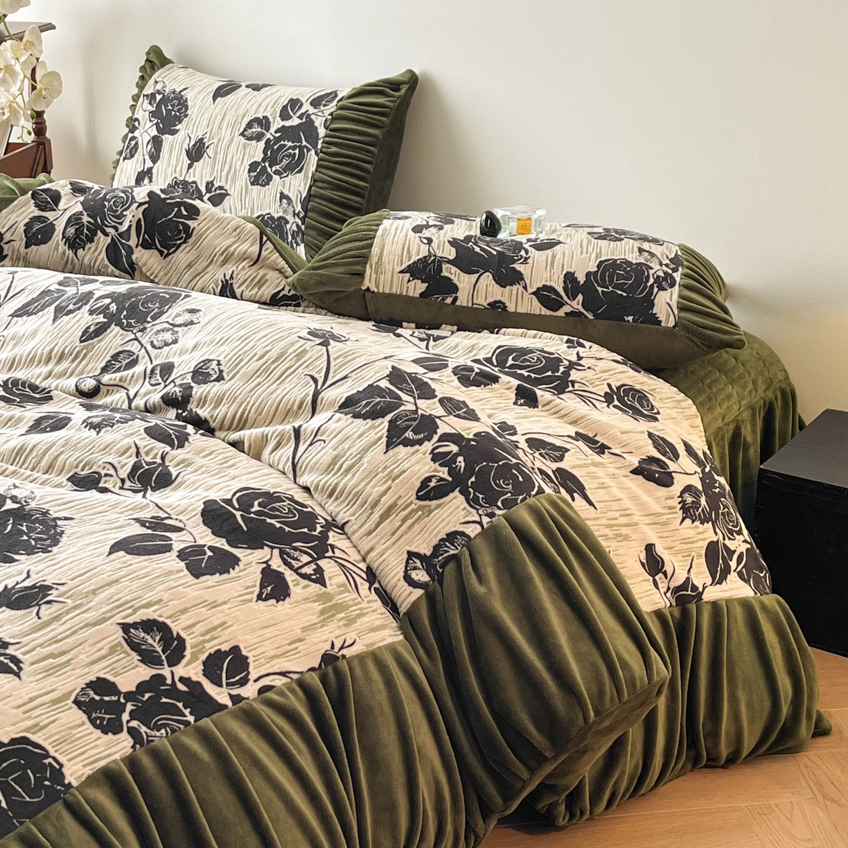 91家纺网 家纺一手货源 找家纺 金阳光家纺 2025新款雕花绒色烂牛奶绒法式泡泡袖牛奶绒床单床盖四件套 香谢落叶-小夜曲