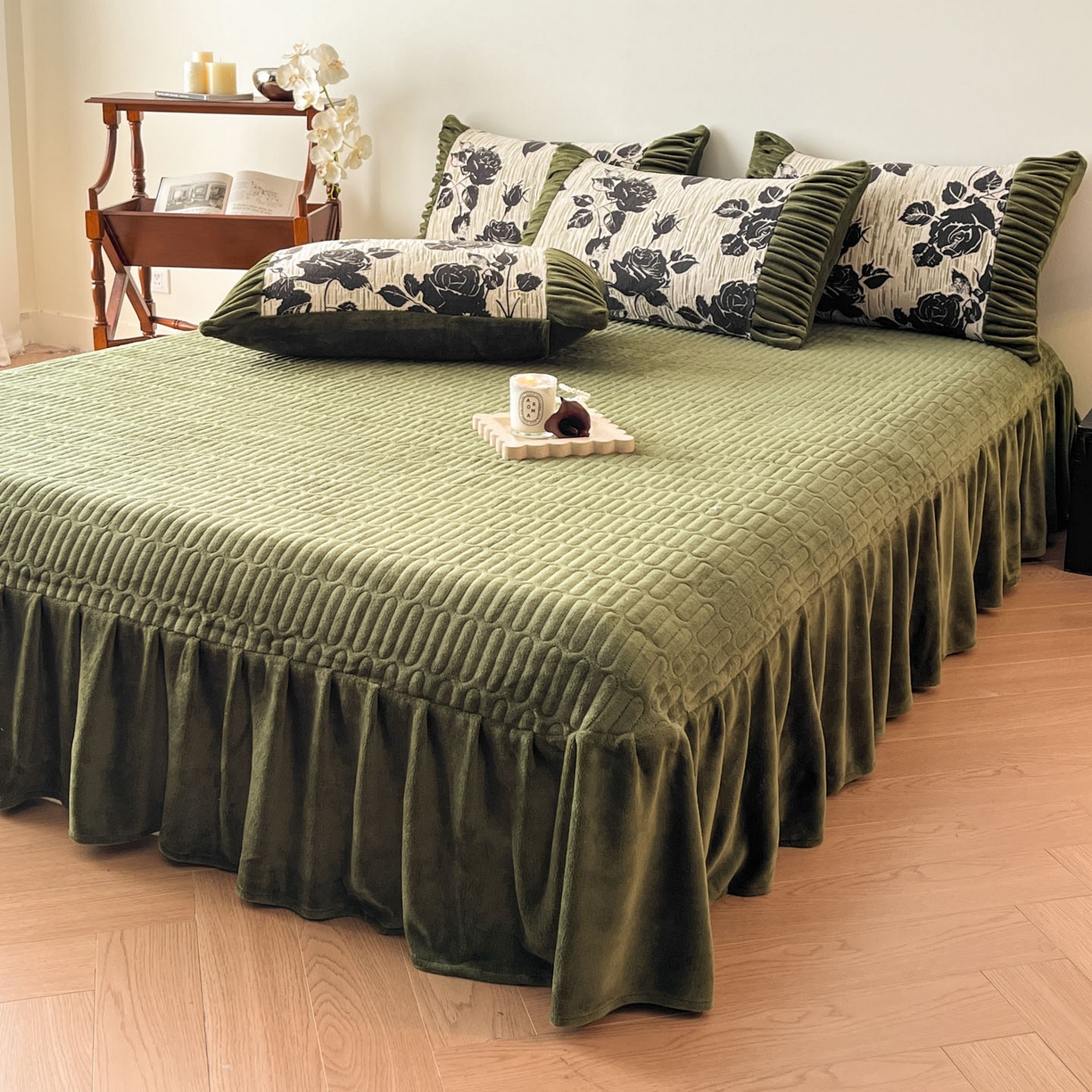 91家纺网 家纺一手货源 找家纺 金阳光家纺 2025新款雕花绒色烂牛奶绒法式泡泡袖牛奶绒床单床盖四件套 香谢落叶-小夜曲