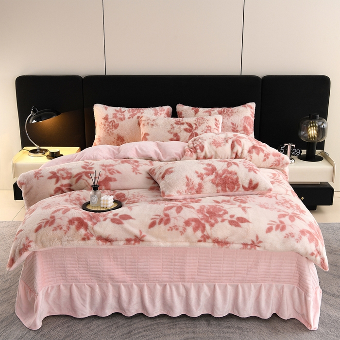 91家纺网 家纺一手货源 找家纺 德比尔斯  2025新款兔毛绒兔兔绒牛奶绒四件套床盖款 花间密语