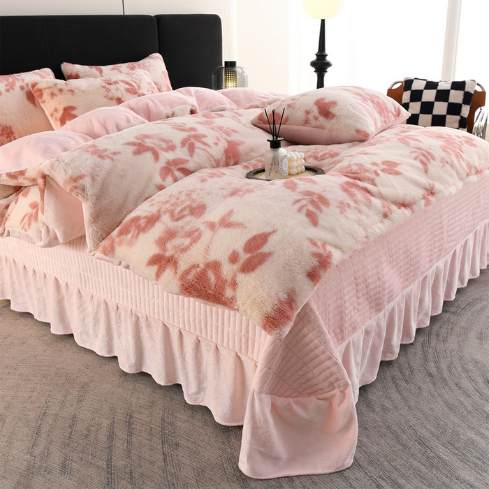 91家纺网 家纺一手货源 找家纺 德比尔斯  2025新款兔毛绒兔兔绒牛奶绒四件套床盖款 花间密语