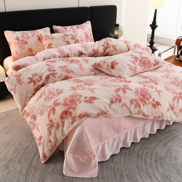 91家纺网 家纺一手货源 找家纺 德比尔斯  2025新款兔毛绒兔兔绒牛奶绒四件套床盖款 花间密语