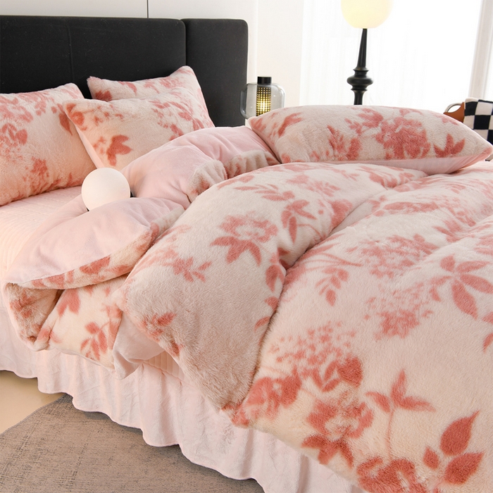 91家纺网 家纺一手货源 找家纺 德比尔斯  2025新款兔毛绒兔兔绒牛奶绒四件套床盖款 花间密语