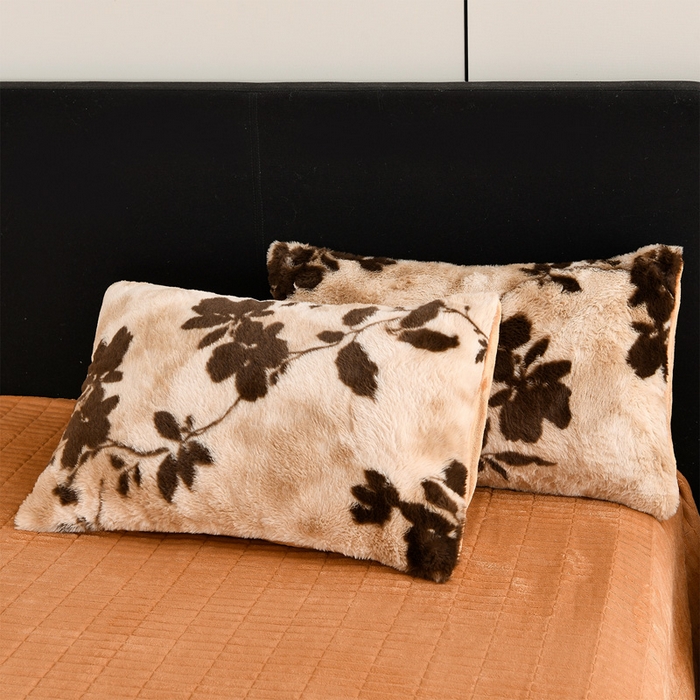 91家纺网 家纺一手货源 找家纺 德比尔斯  2025新款兔毛绒兔兔绒牛奶绒四件套床盖款 花漾间