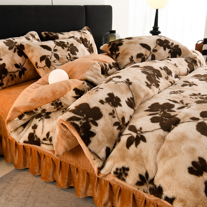 91家纺网 家纺一手货源 找家纺 德比尔斯  2025新款兔毛绒兔兔绒牛奶绒四件套床盖款 花漾间