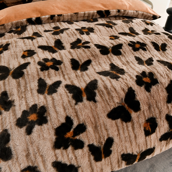 91家纺网 家纺一手货源 找家纺 德比尔斯  2025新款兔毛绒兔兔绒牛奶绒四件套床盖款 幻蝶咖