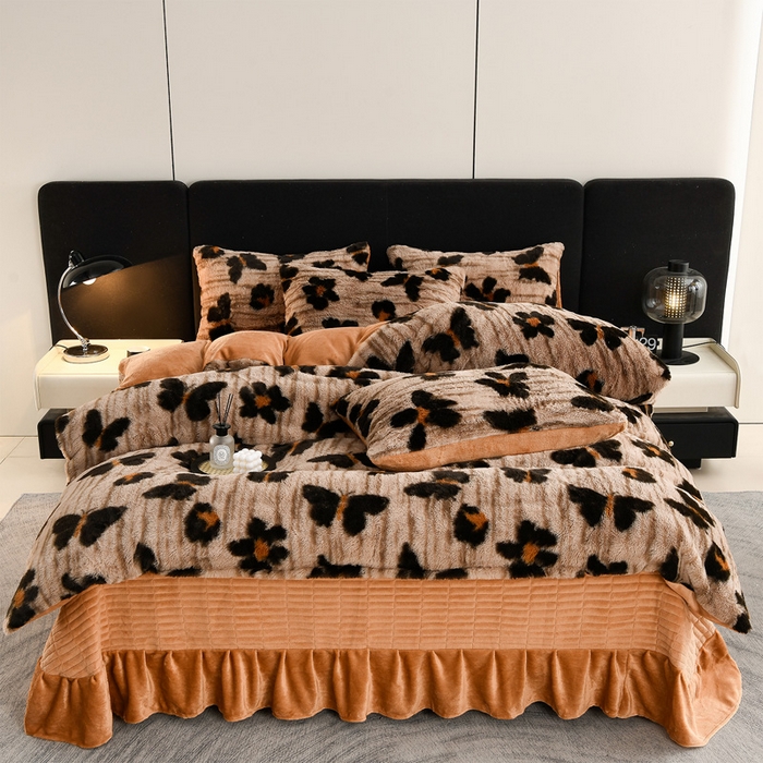 91家纺网 家纺一手货源 找家纺 德比尔斯  2025新款兔毛绒兔兔绒牛奶绒四件套床盖款 幻蝶咖