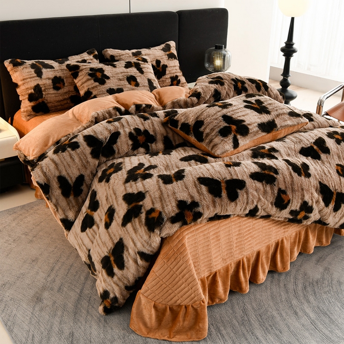 91家纺网 家纺一手货源 找家纺 德比尔斯  2025新款兔毛绒兔兔绒牛奶绒四件套床盖款 幻蝶咖