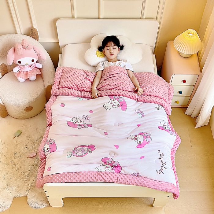 91家纺网 家纺一手货源 找家纺 吉咪兔家纺 25年新款三丽鸥库洛米儿童豆豆被针织棉幼儿园宝宝午睡春秋四季婴儿被子草莓美乐蒂