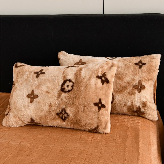 91家纺网 家纺一手货源 找家纺 德比尔斯  2025新款兔毛绒兔兔绒牛奶绒四件套床盖款 墨本