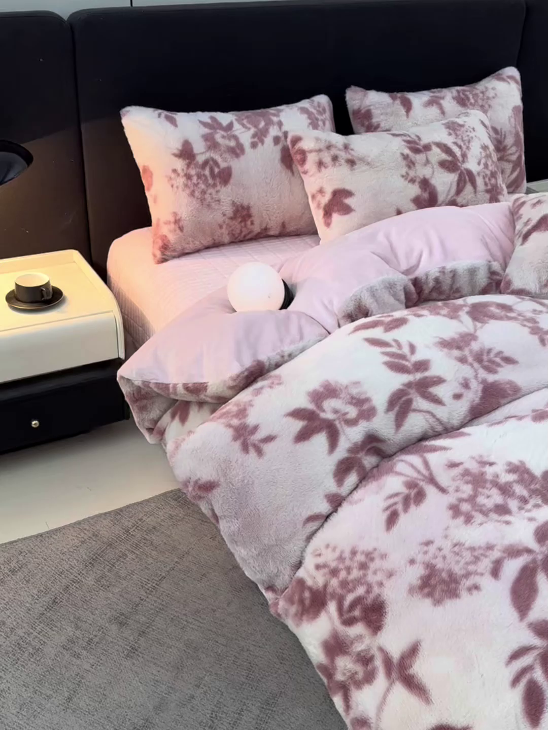 91家纺网 家纺一手货源 找家纺 德比尔斯  2025新款兔毛绒兔兔绒牛奶绒四件套床盖款 花间密语