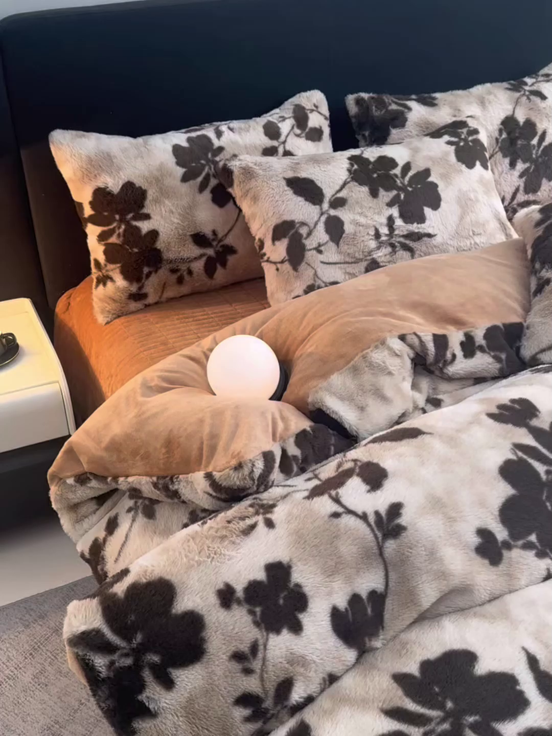 91家纺网 家纺一手货源 找家纺 德比尔斯  2025新款兔毛绒兔兔绒牛奶绒四件套床盖款 花漾间