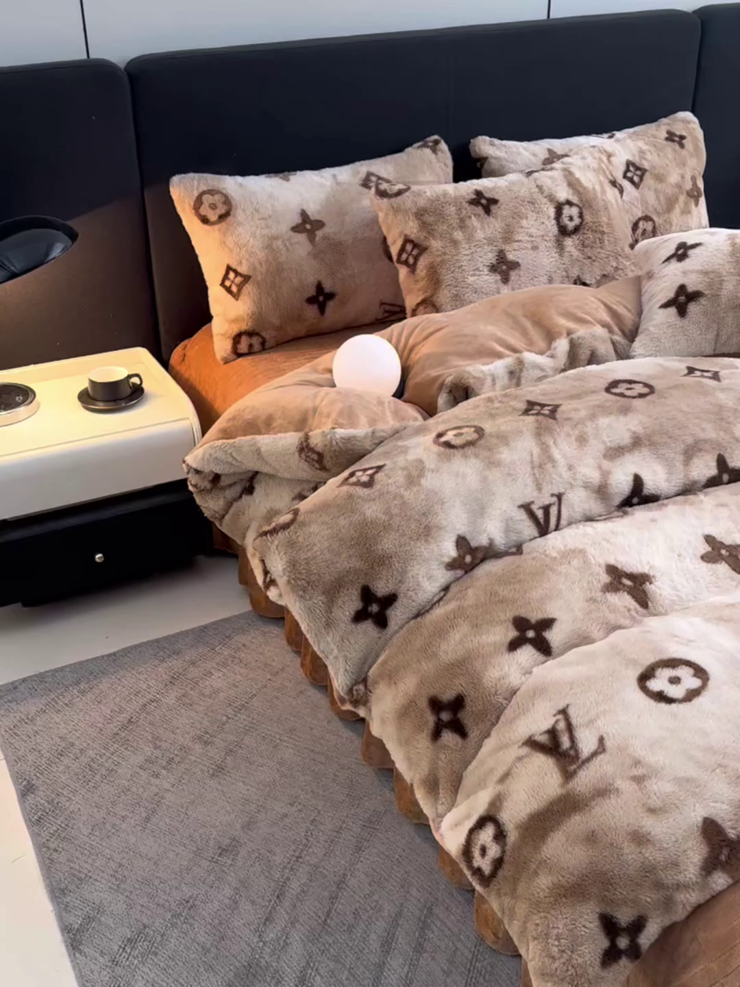 91家纺网 家纺一手货源 找家纺 德比尔斯  2025新款兔毛绒兔兔绒牛奶绒四件套床盖款 墨本