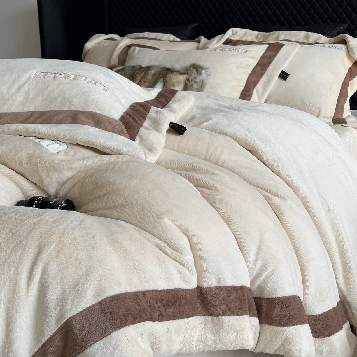 91家纺网 家纺一手货源 找家纺 莱豫家纺 2025秋冬新款加厚全消光绣花牛奶绒四件套标准12斤加大14斤送包装 马德里米