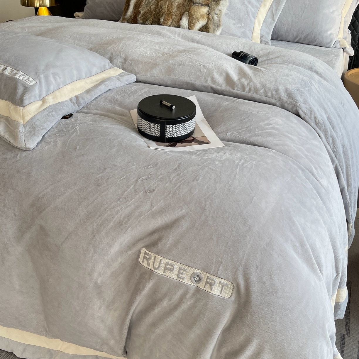 91家纺网 家纺一手货源 找家纺 莱豫家纺 2025秋冬新款加厚全消光绣花牛奶绒四件套标准12斤加大14斤送包装 马德里蓝灰